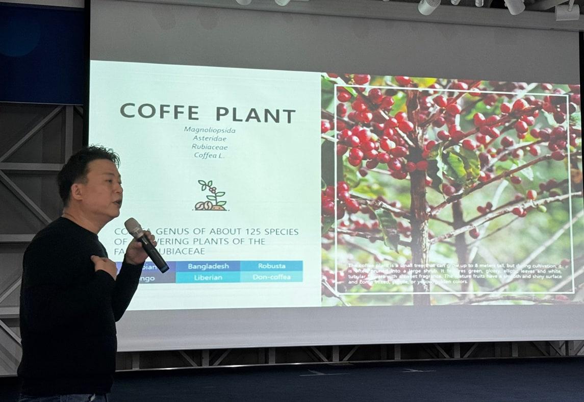본문 이미지 - 조남준 싱가포르 난양이공대(NTU) 변환경제센터(CCE) 소장 겸 석좌교수가 ‘커피가 세포를 깨우다, 커피에 과학을 입히다’라는 주제로 발표를 하고 있다.(이디야커피 제공)
