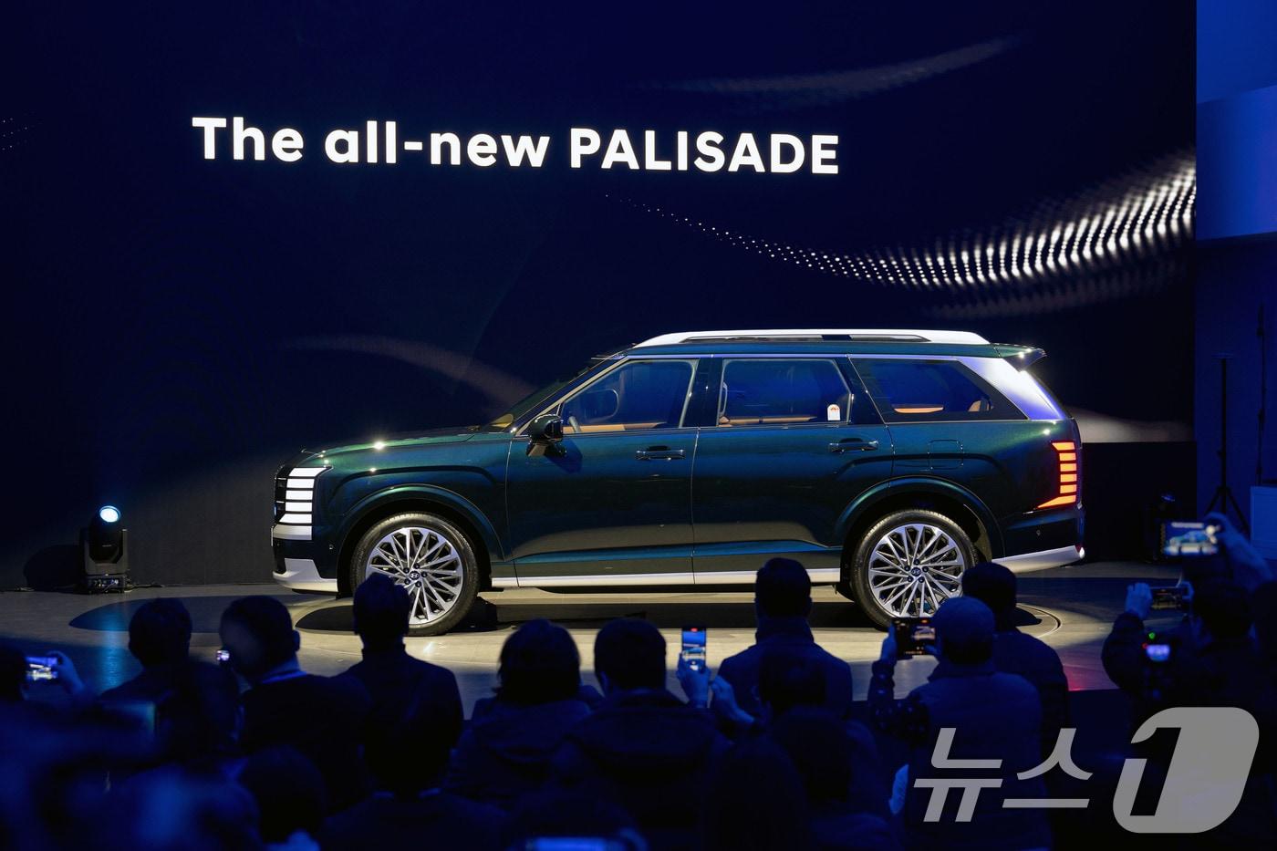 본문 이미지 - 지난 14일 경기도 성남시 수정구 메종 디탈리에서 열린 현대자동차의 프리미엄 플래그십 대형 SUV ‘디 올 뉴 팰리세이드' 론칭 행사에서 참석자들이 차량을 바라보고 있다. (현대자동차 제공) 2025.1.15/뉴스1