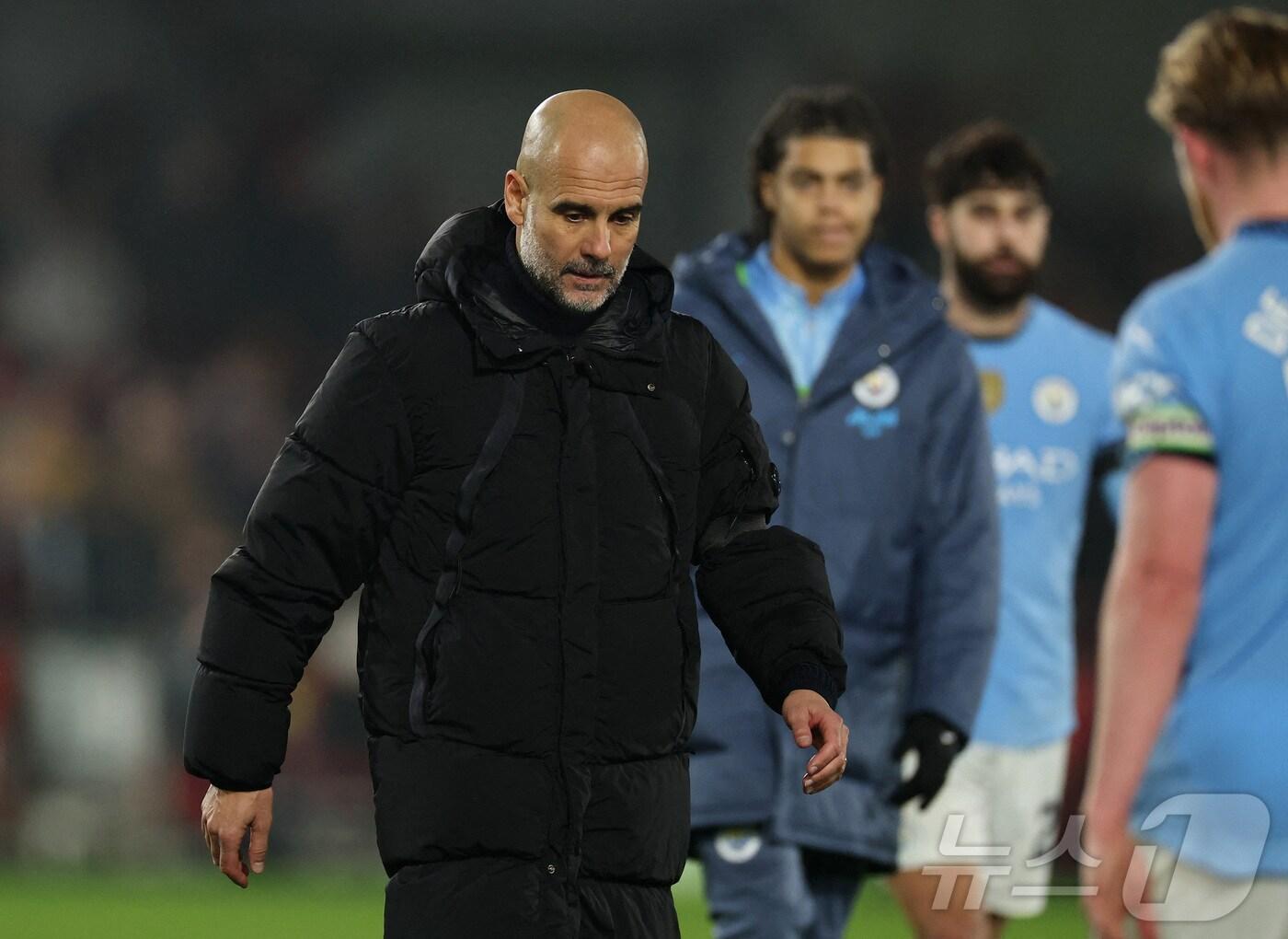 본문 이미지 - 브렌트포드와 무승부를 거둔 뒤 아쉬워하는 펩 과르디올라 감독ⓒ 로이터=뉴스1