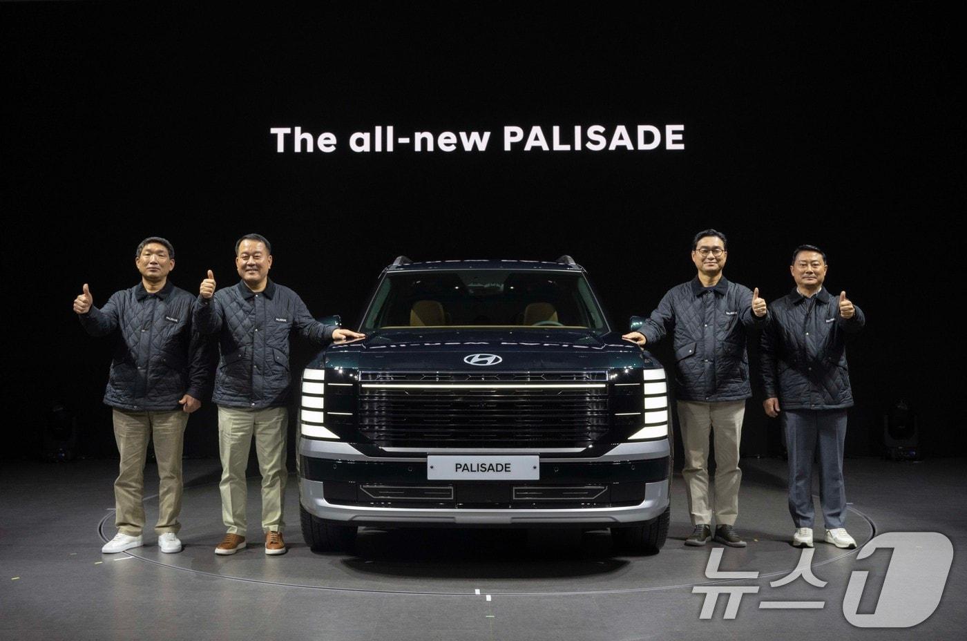 지난 14일 경기도 성남시 수정구 메종 디탈리에서 열린 현대자동차의 프리미엄 플래그십 대형 SUV ‘디 올 뉴 팰리세이드&#39; 론칭 행사에서 문용문 금속노조 현대차지부장&#40;왼쪽부터&#41;, 대표이사 이동석 사장, 국내사업본부장 정유석 부사장, 박성열 현대차지부 판매위원회 의장이 차량과 함께 기념촬영을 하고 있다. &#40;현대자동차 제공&#41; 2025.1.15/뉴스1