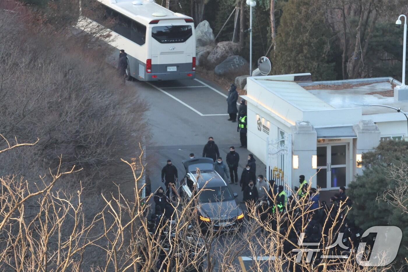 고위공직자범죄수사처와 경찰로 구성된 공조수사본부가 윤석열 대통령에 대한 2차 체포영장 집행에 돌입한 15일 오전 경호처 관계자들이 서울 용산구 한남동 대통령 관저에서 나오는 차량을 검문하고 있다. 2025.1.15/뉴스1 ⓒ News1 황기선 기자