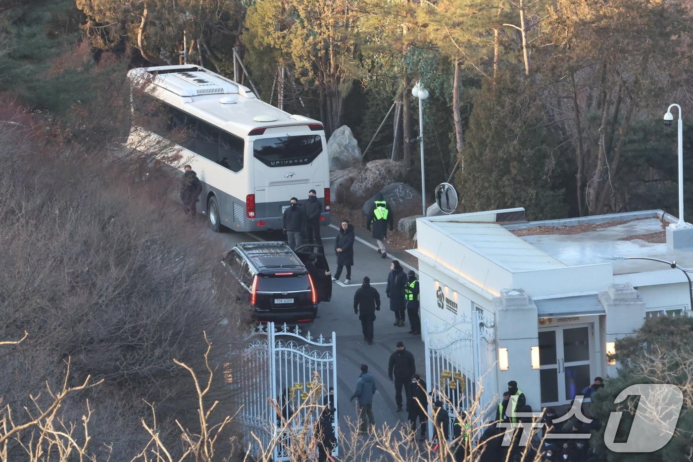 고위공직자범죄수사처와 경찰로 구성된 공조수사본부가 윤석열 대통령에 대한 2차 체포영장 집행에 돌입한 15일 오전 경호처 관계자들이 서울 용산구 한남동 대통령 관저 입구에서 차량을 검문하고 있다. 2025.1.15/뉴스1 ⓒ News1 황기선 기자