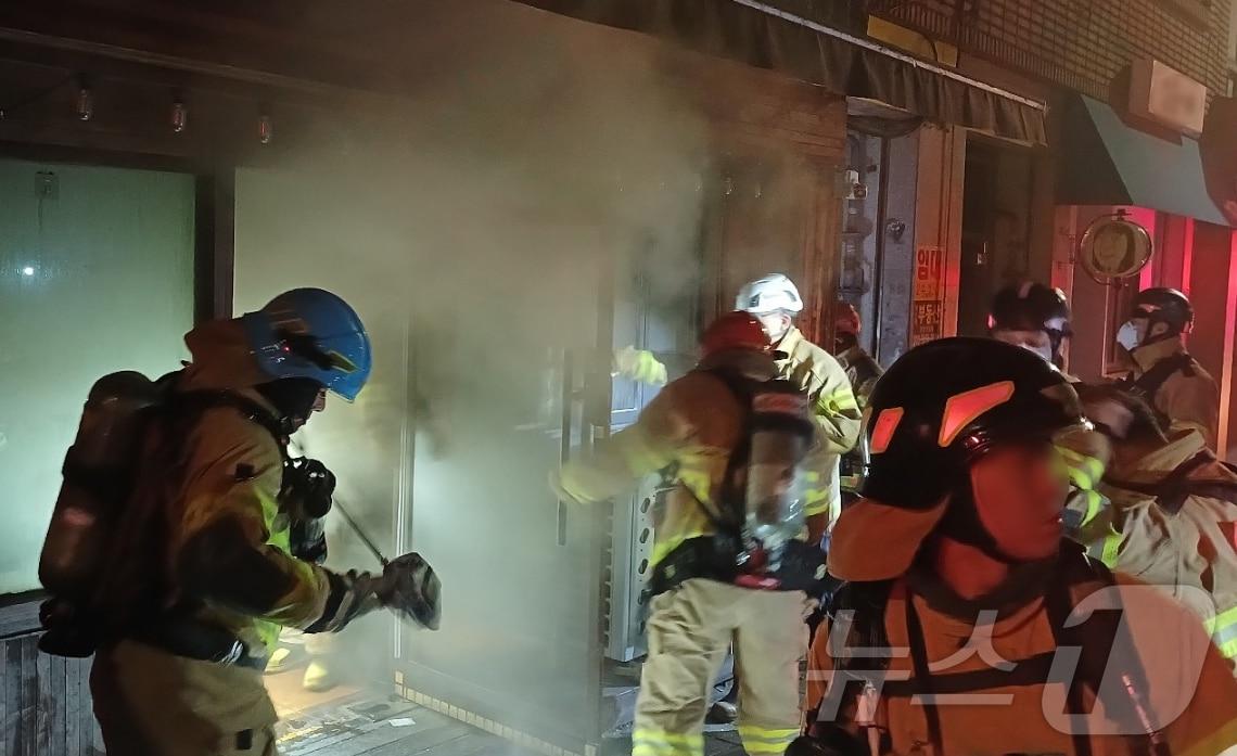 본문 이미지 - 15일 오전 부산 동구 초량동 한 음식점에서 불이 나 소방대원들이 진화작업을 벌이고 있다. (부산소방재난본부 제공)