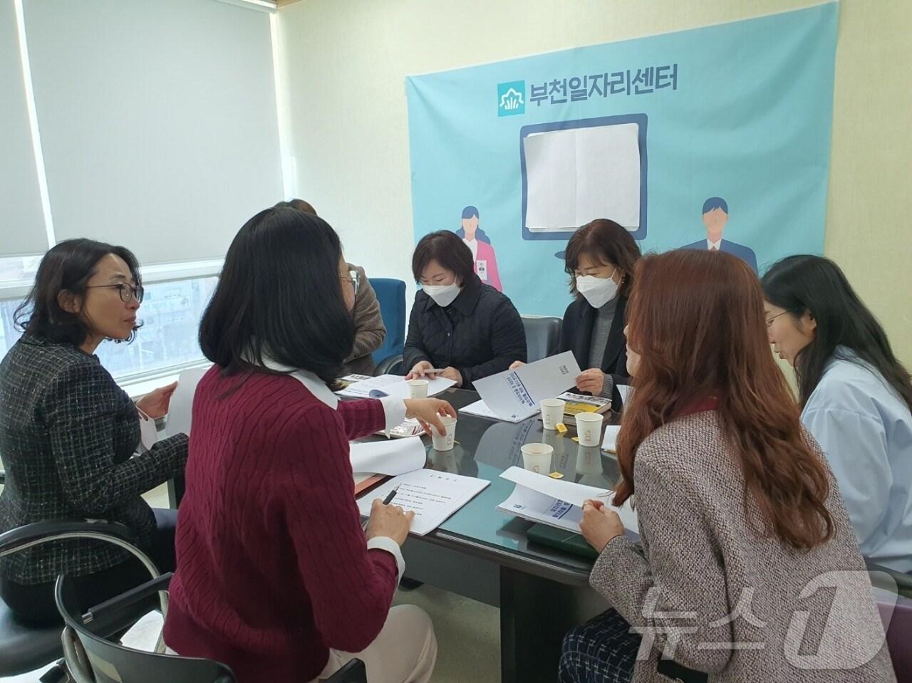 본문 이미지 - 강원 원주시 공무원들이 부천 일자리센터를 방문한 모습(경기 부천시 제공)/뉴스1