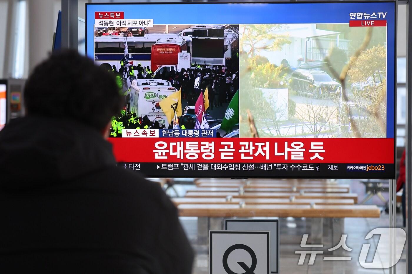 윤석열 대통령 체포영장이 집행되고 있는 15일 오전 광주 송정역에는 시민들이 TV로 체포장면을 지켜보고있다. 2025.1.15/뉴스1 ⓒ News1 김태성 기자
