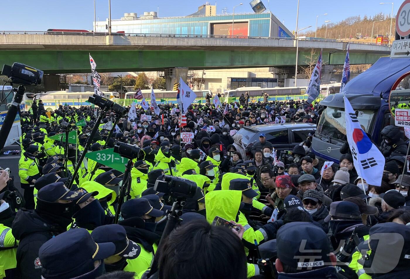 15일 오전 서울 용산구 한남동 관저 인근에서 윤석열 대통령 지지자들이 체포영장 집행에 반대하며 경찰과 대치하고 있다. / 뉴스1 김종훈 기자