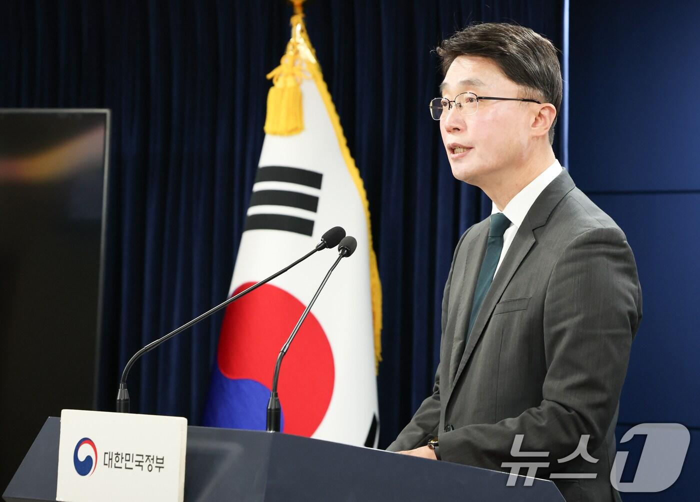 본문 이미지 - 류제명 과학기술정보통신부 네트워크정책실장이 15일 서울 종로구 정부서울청사에서 알뜰폰 경쟁력 강화 방안 및 신규사업자 정책 관련 연구반 논의결과을 발표하고 있다. 2025.1.15/뉴스1 ⓒ News1 허경 기자