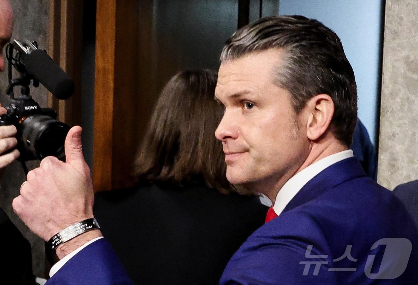 14일&#40;현지시간&#41; 국방부장관으로 지명된 피트 헤그세스가 워싱턴 상원 군사위원회가 연 인사청문회가 끝난 뒤 엄지를 치켜보이고 있다. 25.01.14 ⓒ 로이터=뉴스1 ⓒ News1 김예슬 기자