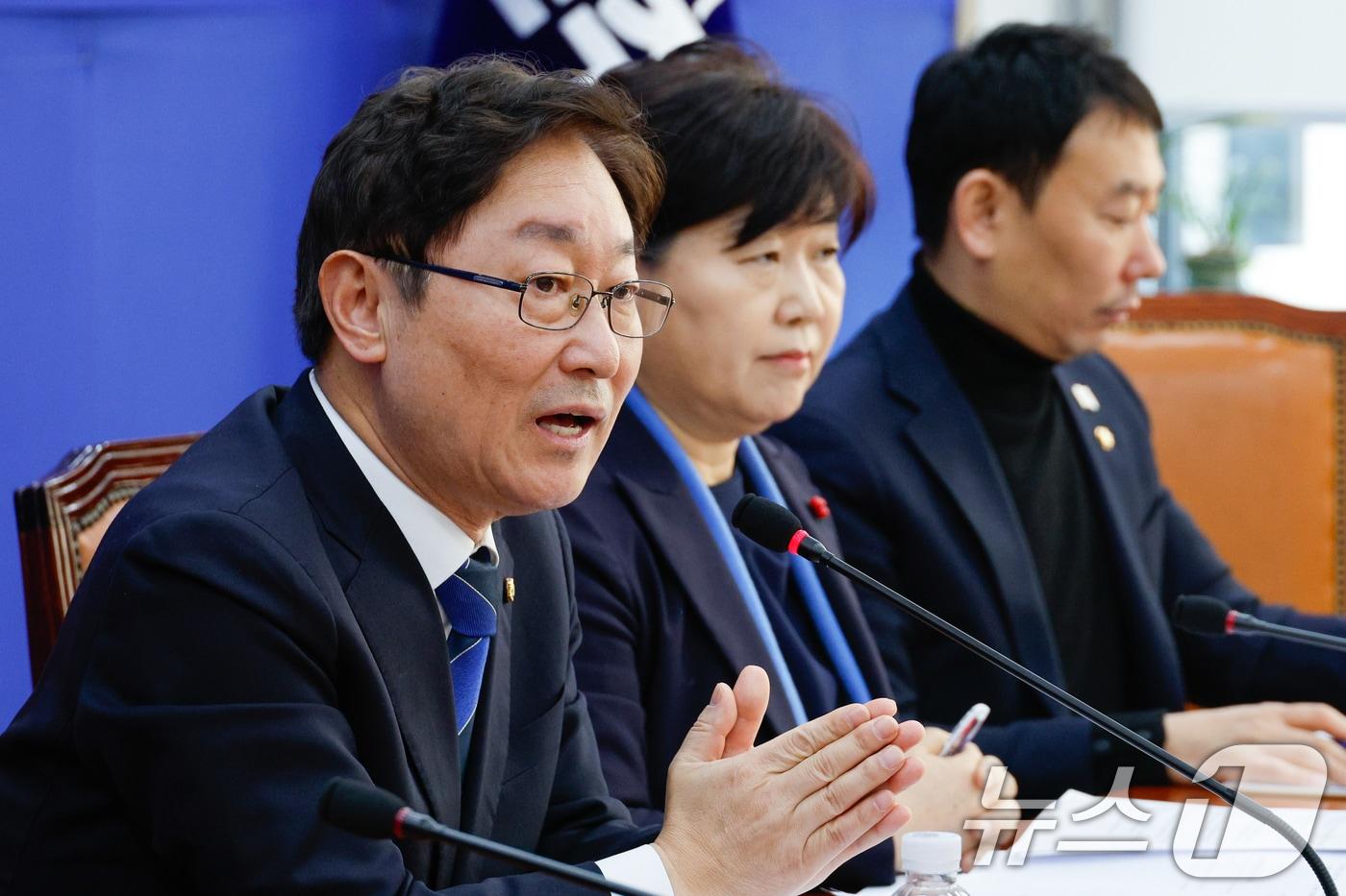 국회 법제사법위원회 박범계 더불어민주당 간사와 위원들이 15일 서울 여의도 국회에서 내란특검법 관련 기자간담회를 하고 있다. 왼쪽부터 박범계, 서영교, 김용민 위원. 2025.1.15/뉴스1 ⓒ News1 안은나 기자