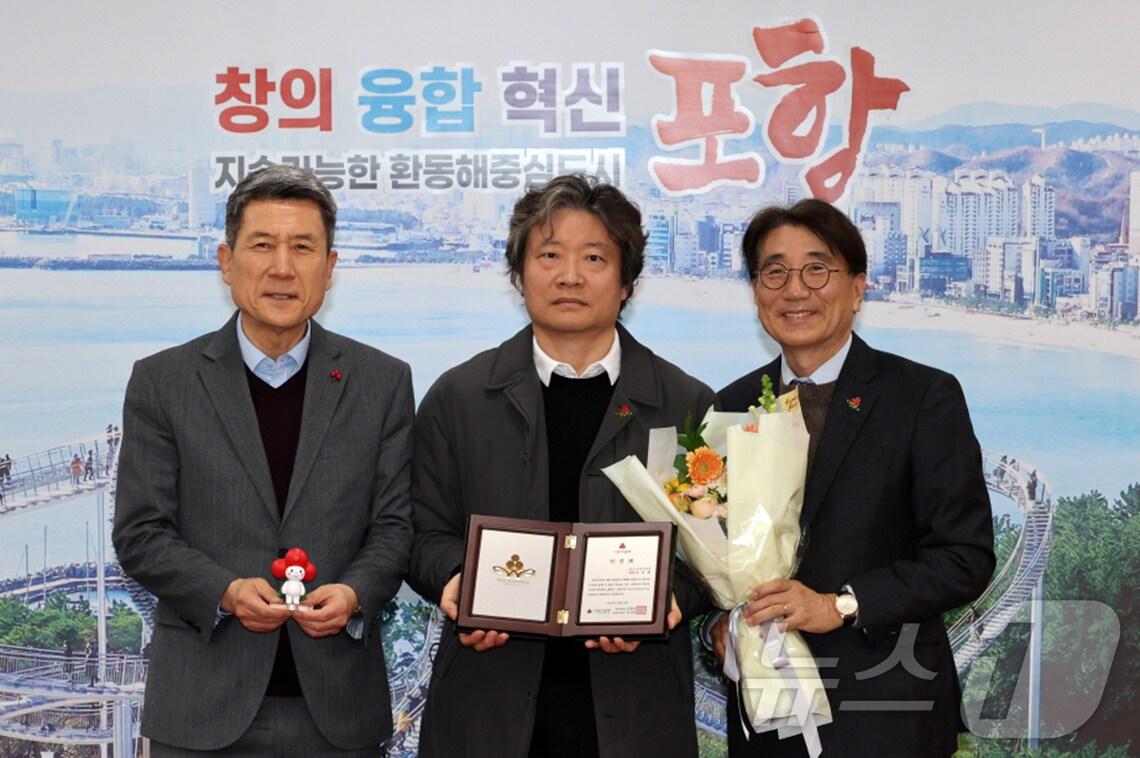 본문 이미지 - 포항시에서 12번째 아너소사이어티 회원으로 이름을 올린 지영환 화인의원 원장이 15일 이강덕 시장&#40;왼쪽&#41;과 함께 기념촬영을 하고 있다. &#40;포항시 제공&#41; 2025.1.15/뉴스1.