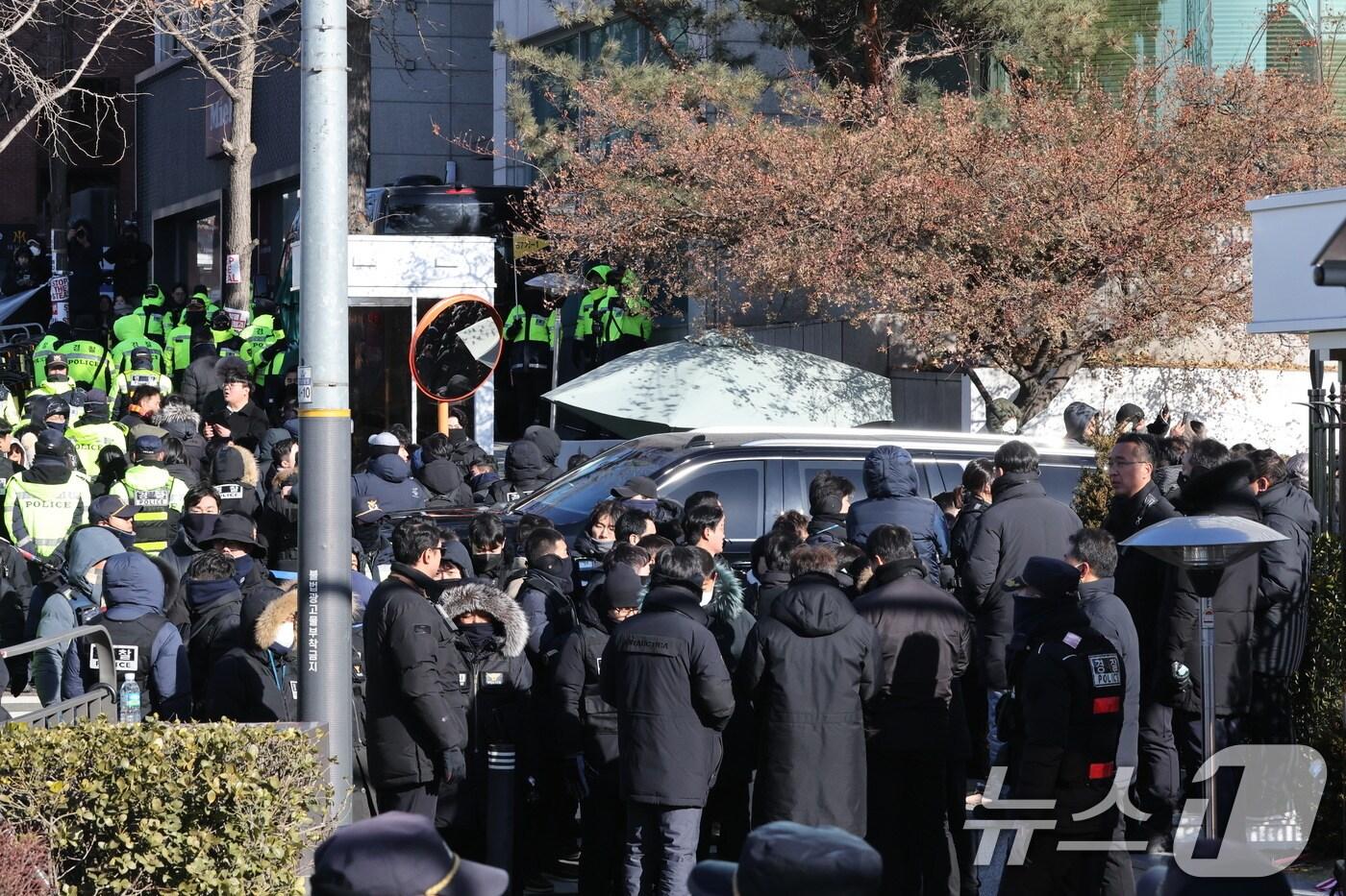 내란 우두머리 혐의로 체포된 윤석열 대통령을 태운 차량 행렬이 15일 오전 서울 용산구 한남동 대통령 관저 정문을 통과하고 있다. 2025.1.15/뉴스1 ⓒ News1 송원영 기자