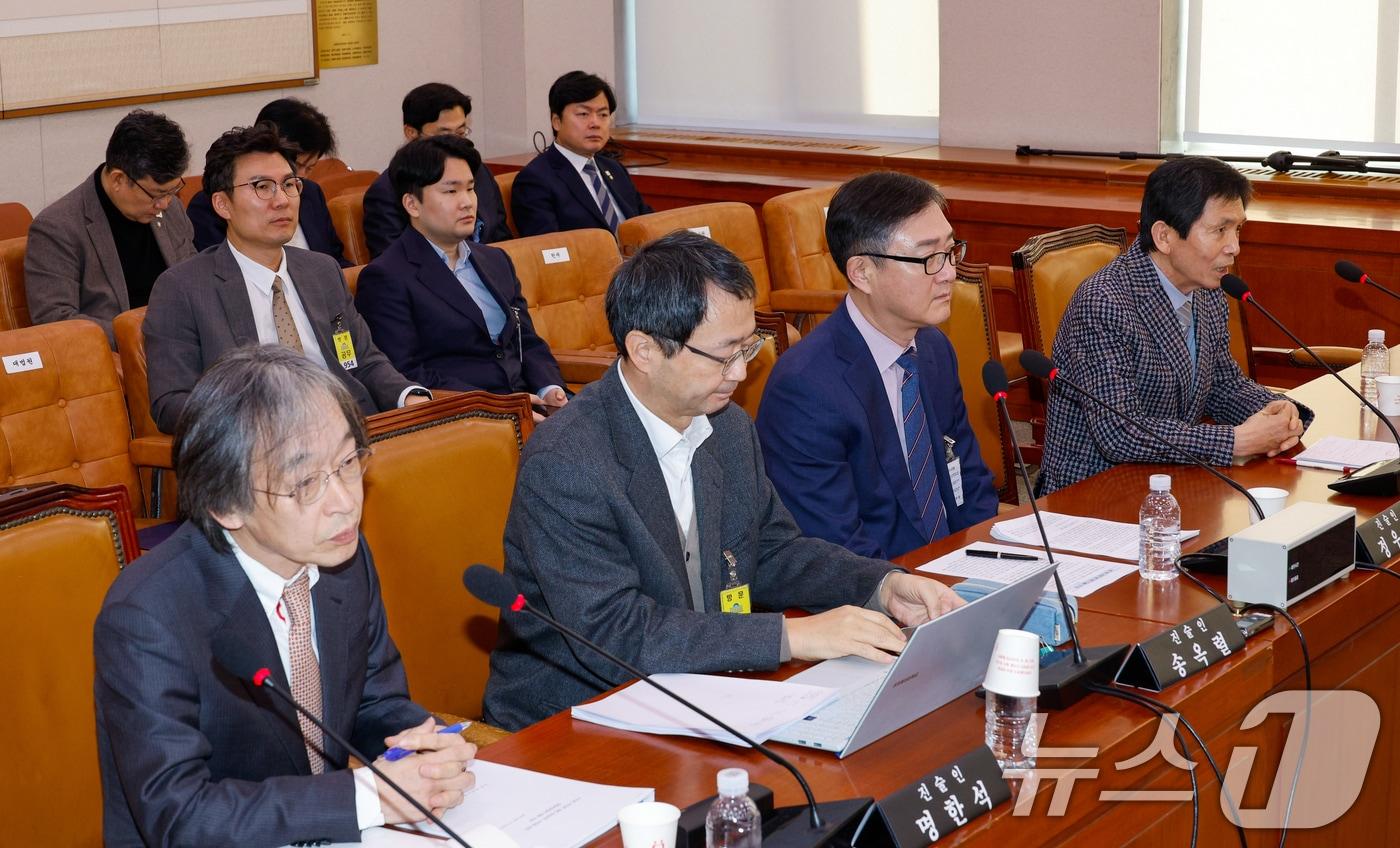 최준선 성균관대 법학전문대학원 명예교수가 15일 서울 여의도 국회 법제사법위원회에서 열린 상법 개정 관련 공청회에서 발언하고 있다. 세번째 줄에 김현정, 김남근 의원 등 더불어민주당 의원들이 이를 지켜보고 있다. 2025.1.15/뉴스1 ⓒ News1 안은나 기자