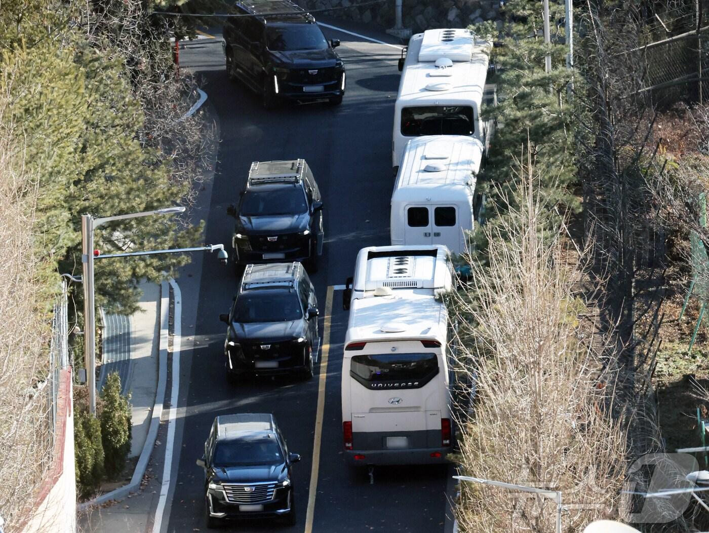 본문 이미지 - 내란 우두머리 혐의로 체포된 윤석열 대통령을 태운 차량 행렬이 15일 오전 서울 용산구 한남동 대통령 관저를 빠져나와 과천 공수처 조사실로 향하고 있다. 2025.1.15/뉴스1 ⓒ News1 오대일 기자