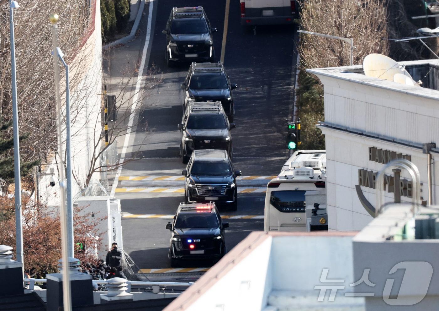 내란 우두머리 혐의로 체포된 윤석열 대통령을 태운 차량 행렬이 15일 오전 서울 용산구 한남동 대통령 관저를 빠져나와 과천 공수처 조사실로 향하고 있다. 2025.1.15/뉴스1 ⓒ News1 오대일 기자