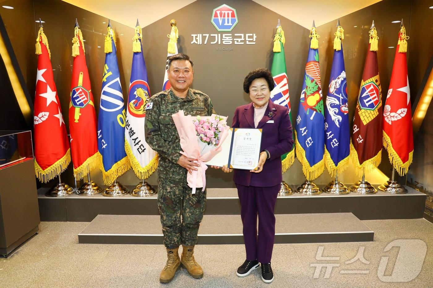 김경희 이천시장&#40;오른쪽&#41;이 육군 제7기동군단장에게 감사장을 전달하고 기념촬영을 하고 있는 모습.&#40;이천시 제공&#41;