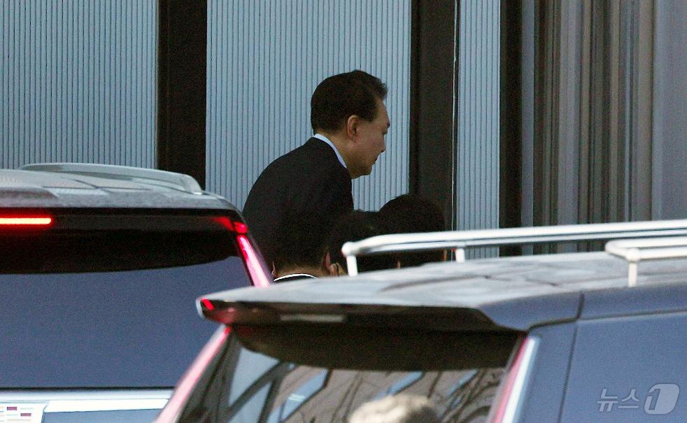 본문 이미지 - 내란 우두머리 혐의로 체포된 윤석열 대통령이 15일 오전 경기 과천 고위공직자범죄수사처(공수처)에 도착해 조사실로 향하고 있다.(공동취재) 2025.1.15/뉴스1