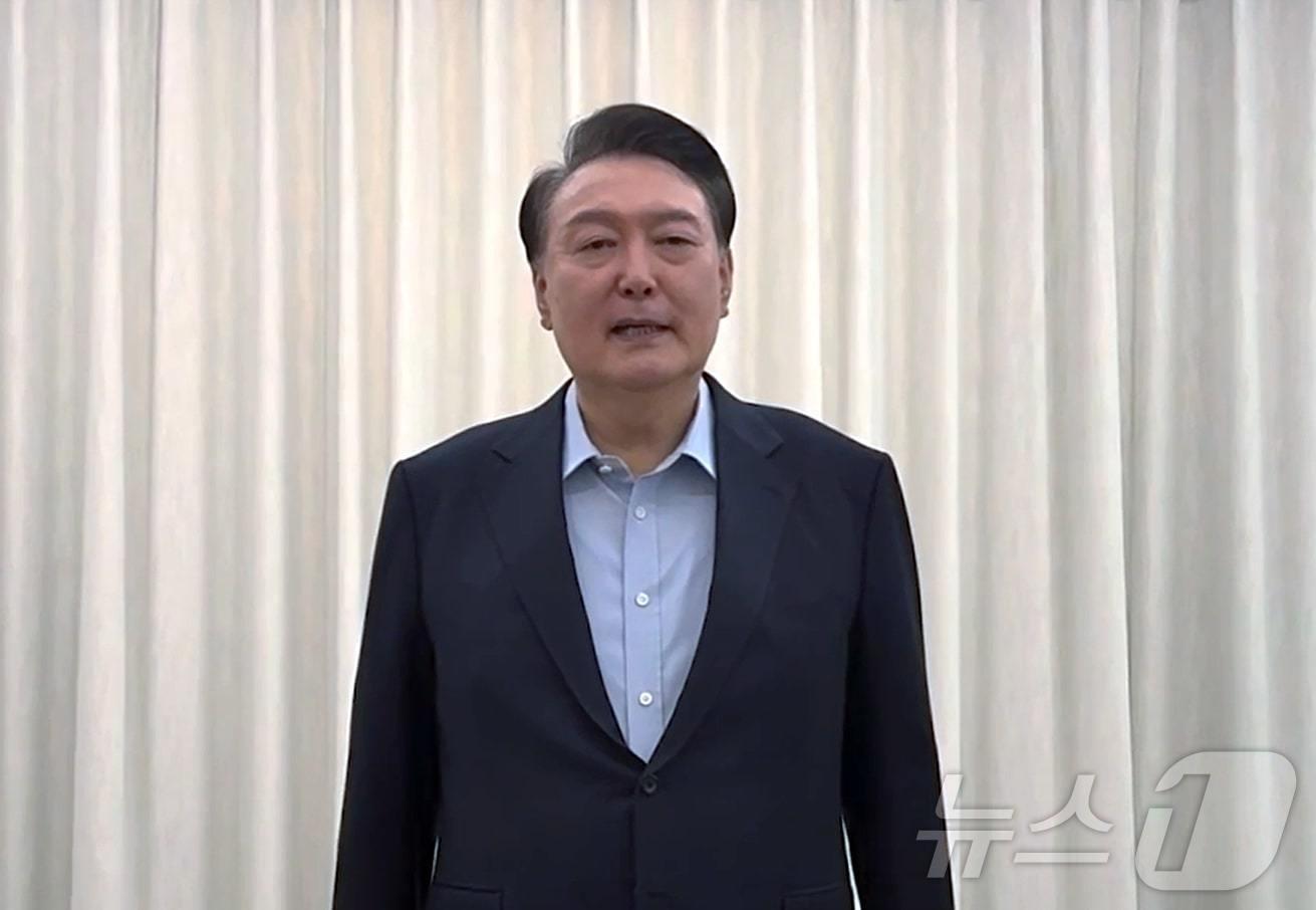 본문 이미지 - 윤석열 대통령이 15일 오전 서울 용산구 한남동 관저에서 헌정사 첫 현직 대통령 체포영장 집행 직전 대국민 담화를 발표하고 있다. 윤 대통령은 "불미스러운 유혈사태를 막기 위해서 일단 불법 수사이기는 하지만 고위공직자범죄수사처(공수처) 출석에 응하기로 했다＂고 밝혔다. 다만 ＂제가 공수처의 수사를 인정하는 것은 아니다＂라고 강조했다. (대통령 법률대리인단 제공) 2025.1.15/뉴스1