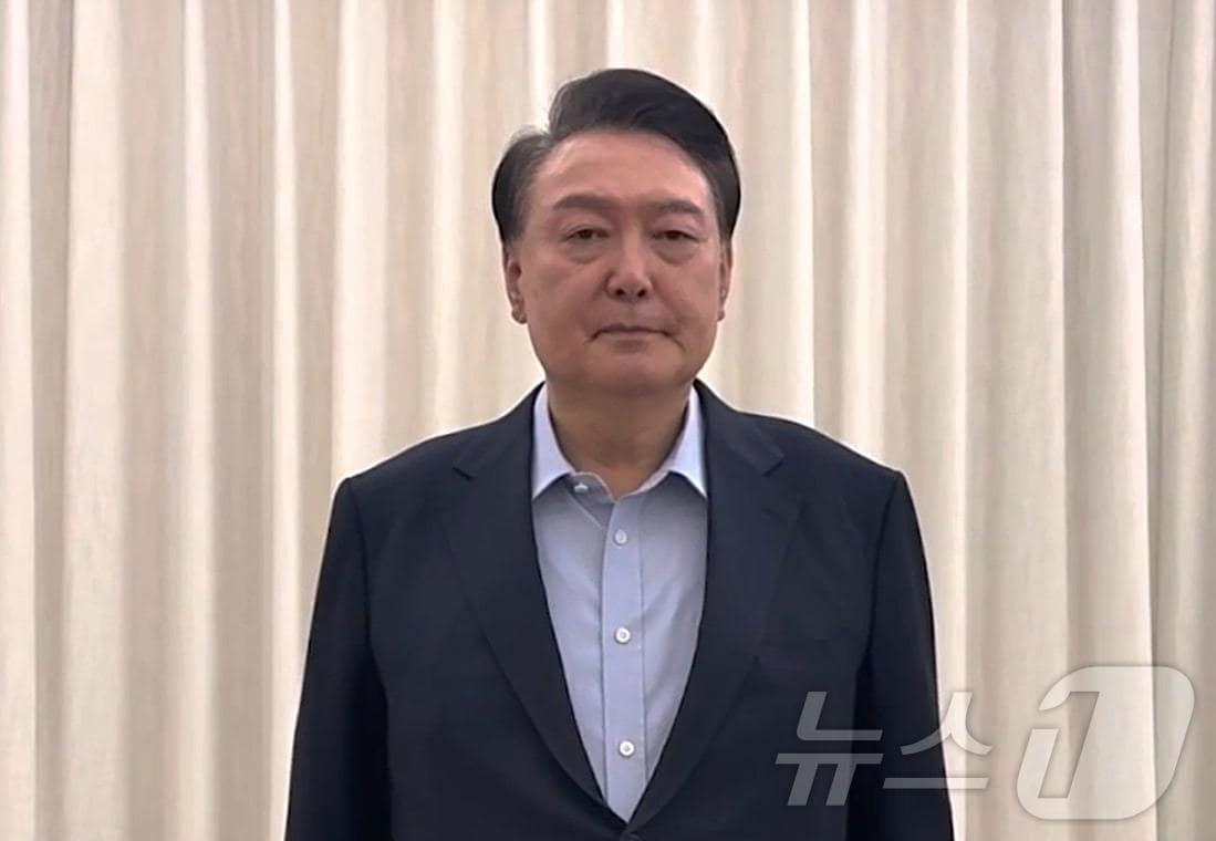 본문 이미지 - 윤석열 대통령이 15일 오전 서울 용산구 한남동 관저에서 헌정사 첫 현직 대통령 체포영장 집행 직전 대국민 담화를 발표하고 있다.  &#40;대통령 법률대리인단 제공&#41; 2025.1.15/뉴스1