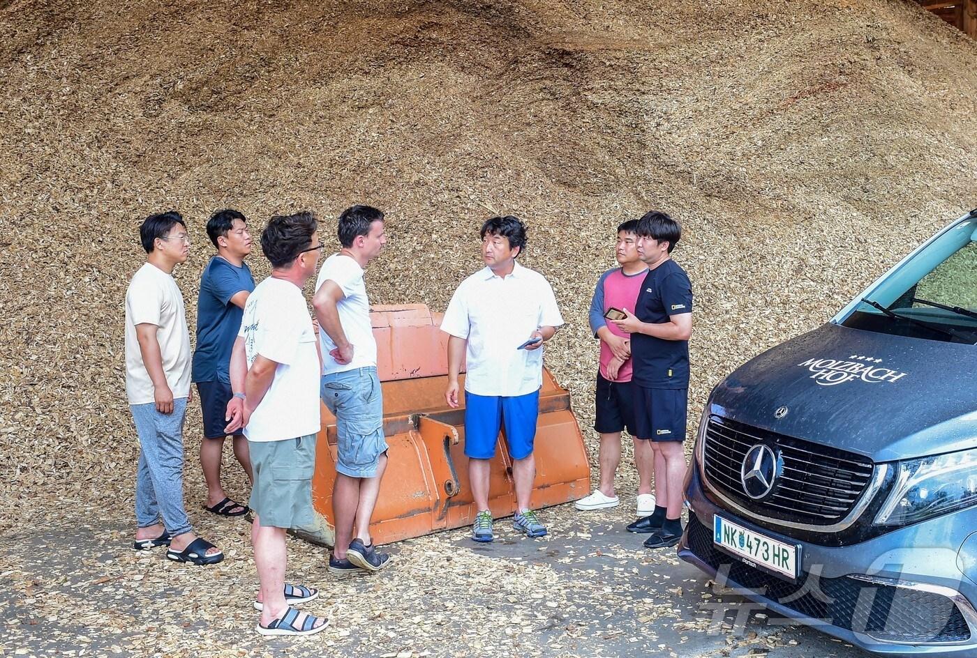 제천시의회 연구단체 휴재생 소속 홍석용, 김수완, 박영기, 김진환, 한명숙 의원이 지난해 7월 독일 아켄탈바이오매스센터를 방문했다(제천시의회 제공)/뉴스1 