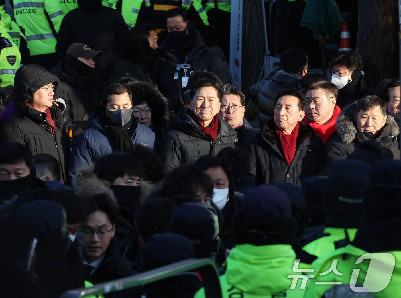 본문 이미지 - 고위공직자범죄수사처(공수처)가 윤석열 대통령 2차 체포영장 집행에 나선 15일 오전 서울 용산구 한남동 대통령 관저 앞에 김기현 의원(가운데)을 비롯한 국민의힘 의원들이 경찰 진입을 지켜보고 있다. 2025.1.15/뉴스1 ⓒ News1 송원영 기자