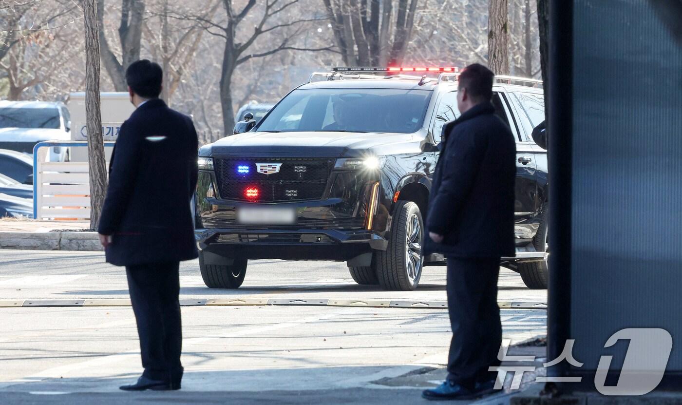 내란 우두머리 혐의로 체포된 윤석열 대통령이 탑승한 차량이 15일 오전 경기 과천 고위공직자범죄수사처(공수처)에 도착해 주차장으로 들어가고 있다.(공동취재) 2025.1.15/뉴스1 ⓒ News1 민경석 기자