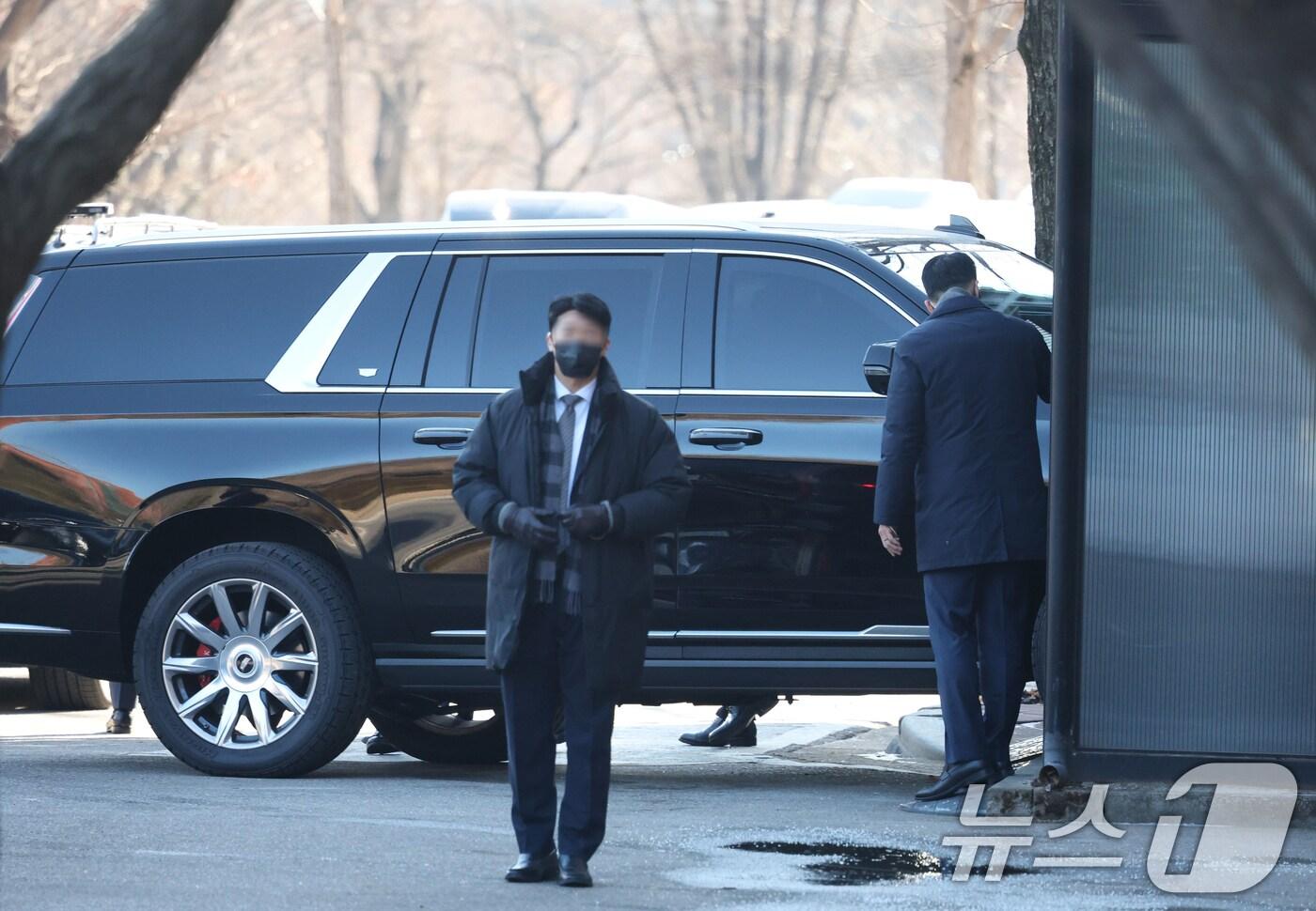 내란 우두머리 혐의로 체포된 윤석열 대통령이 탑승한 차량이 15일 오전 경기 과천 고위공직자범죄수사처(공수처)에 도착해 주차장으로 들어가고 있다.(공동취재) 2025.1.15/뉴스1 ⓒ News1 민경석 기자