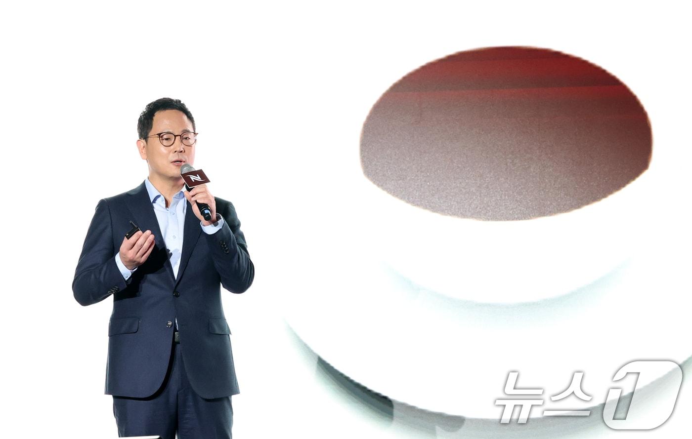 박성용 네스프레스 코리아 대표가 15일 오전 서울 영등포구 여의도 페어몬트 앰배서더 서울에서 열린 프리미엄 커피 브랜드 네스프레소의 신규 캠페인 론칭 미디어 데이에 참석해 신규 영상을 소개하고 있다. 2025.1.15/뉴스1 ⓒ News1 권현진 기자
