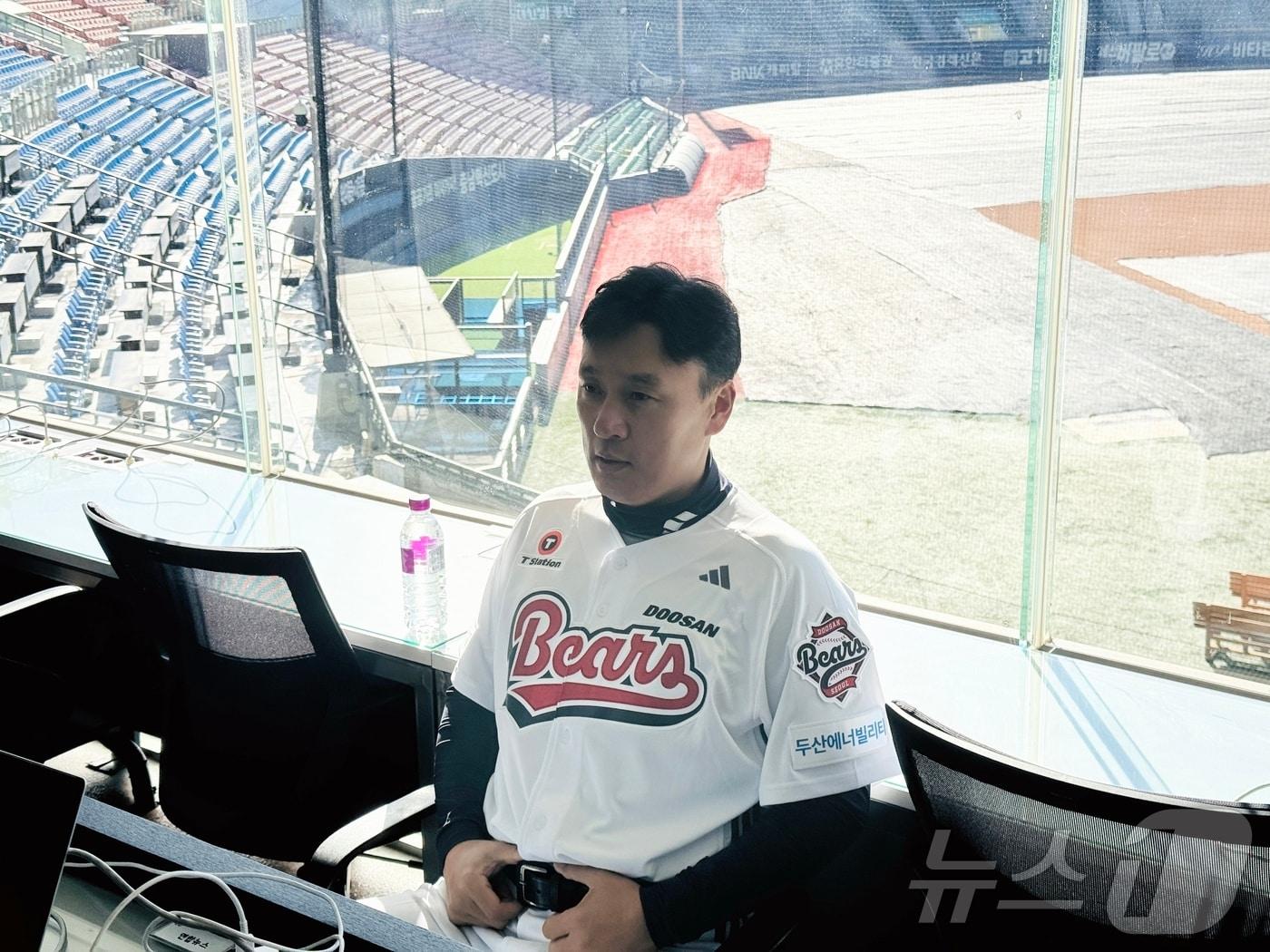 본문 이미지 - 이승엽 두산 감독이 15일 잠실 구장에서 취재진과 인터뷰 하고 있다. 2025.1.15/뉴스1 ⓒ News1 서장원 기자