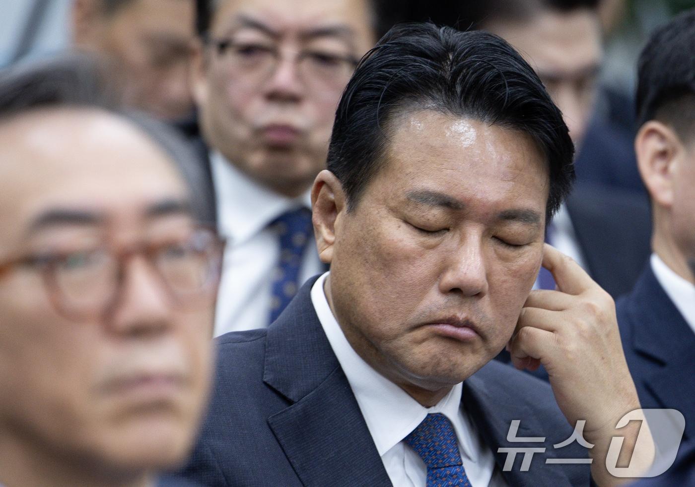 본문 이미지 - 김태효 국가안보실 제1차장이 15일 오전 서울 여의도 국회에서 열린 윤석열 정부의 비상계엄 선포를 통한 내란 혐의 진상규명 국정조사특별위원회에서 잠시 생각에 잠겨 있다 . 2025.1.15/뉴스1 ⓒ News1 이재명 기자