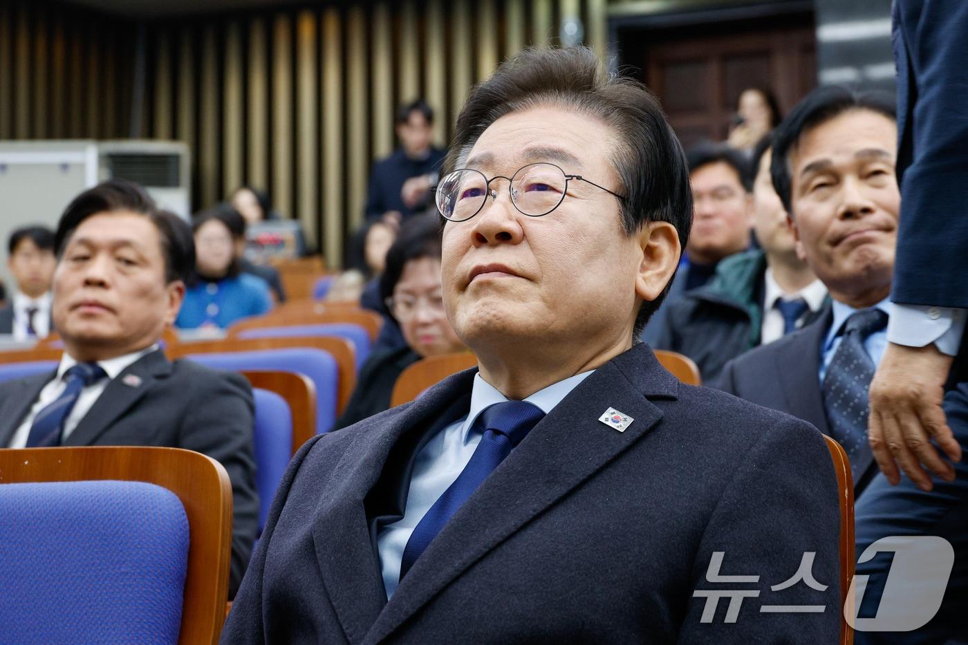 이재명 더불어민주당 대표가 15일 오전 서울 여의도 국회에서 열린 비상 의원총회에 참석해 윤석열 대통령 체포 뉴스를 시청하고 있다. 2025.1.15/뉴스1 ⓒ News1 안은나 기자