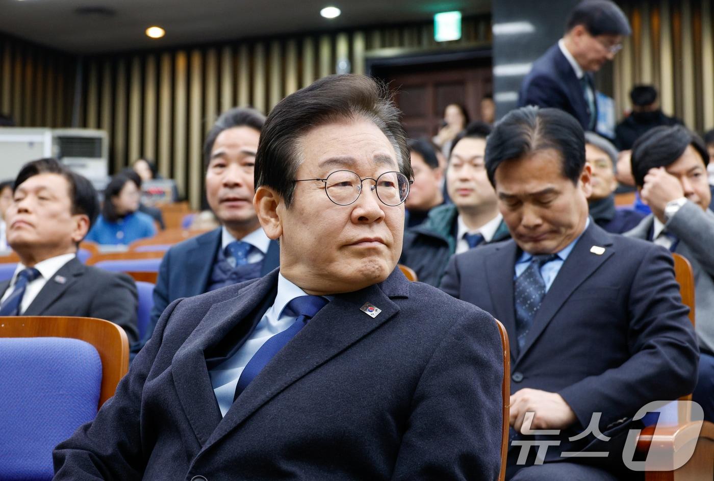 이재명 더불어민주당 대표가 15일 오전 서울 여의도 국회에서 열린 비상 의원총회에 참석하고 있다. 2025.1.15/뉴스1 ⓒ News1 안은나 기자