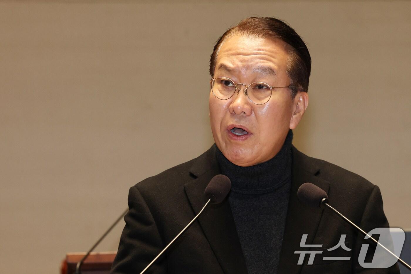 권영세 국민의힘 비상대책위원장이 15일 오전 서울 여의도 국회에서 열린 비상의원총회에서 발언하고 있다. 2025.1.15/뉴스1 ⓒ News1 이광호 기자
