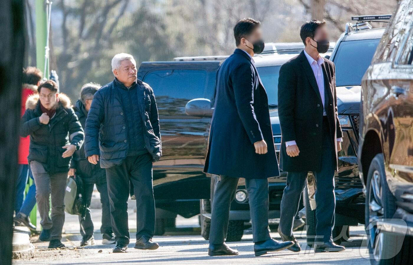 내란 우두머리 혐의로 윤석열 대통령이 체포된 지난 1월15일 오전 경기 과천 고위공직자범죄수사처(공수처)에 윤 대통령 측 변호인 김홍일 전 방송통신위원장과 윤상현 국민의힘 의원이 도착해 조사실로 향하고 있다. (공동취재)/뉴스1 ⓒ News1 민경석 기자