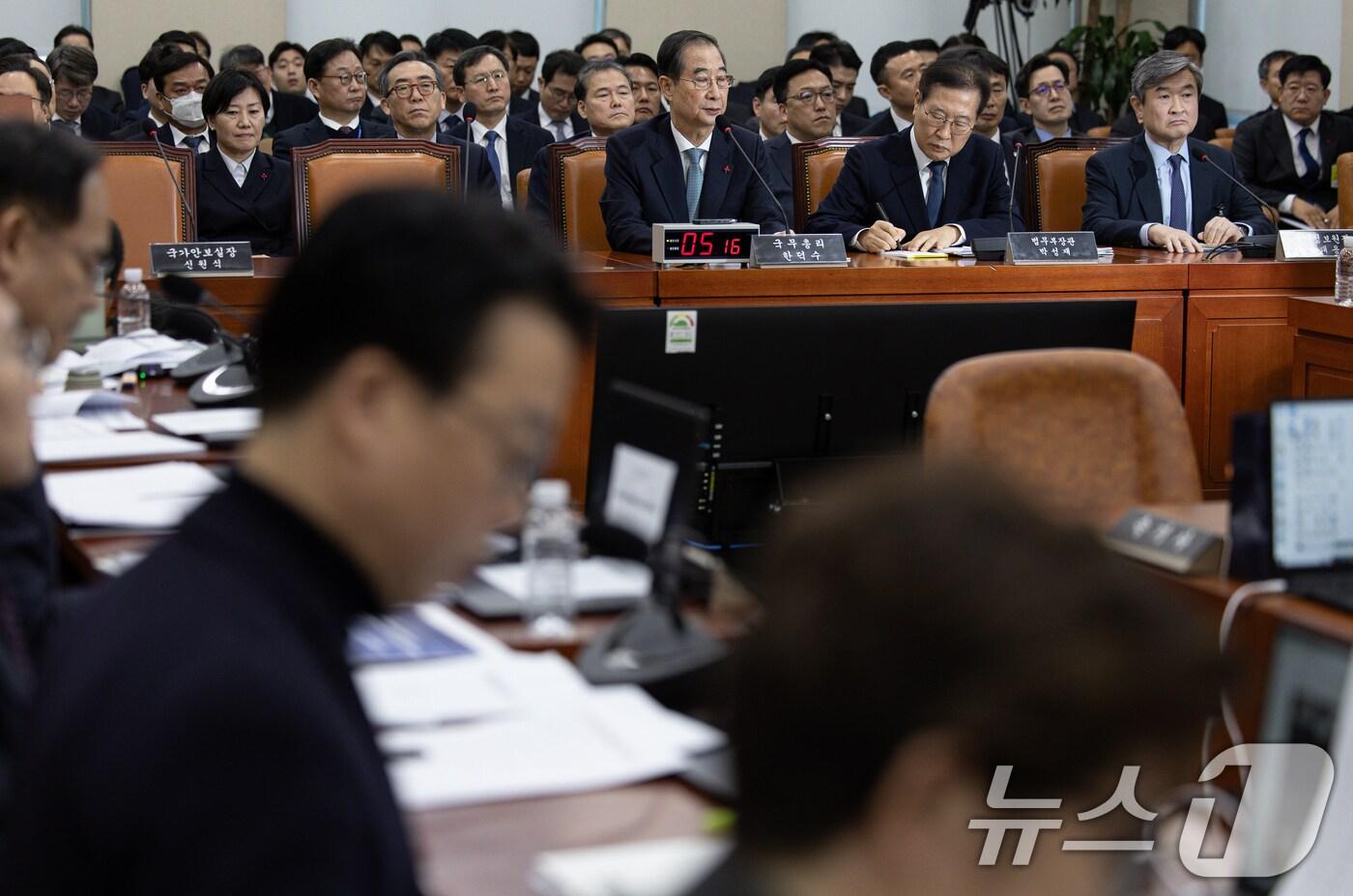 한덕수 국무총리가 15일 오전 서울 여의도 국회에서 열린 윤석열 정부의 비상계엄 선포를 통한 내란 혐의 진상규명 국정조사특별위원회에서 의원 질문을 듣고 고심하고 있다. 2025.1.15/뉴스1 ⓒ News1 이재명 기자