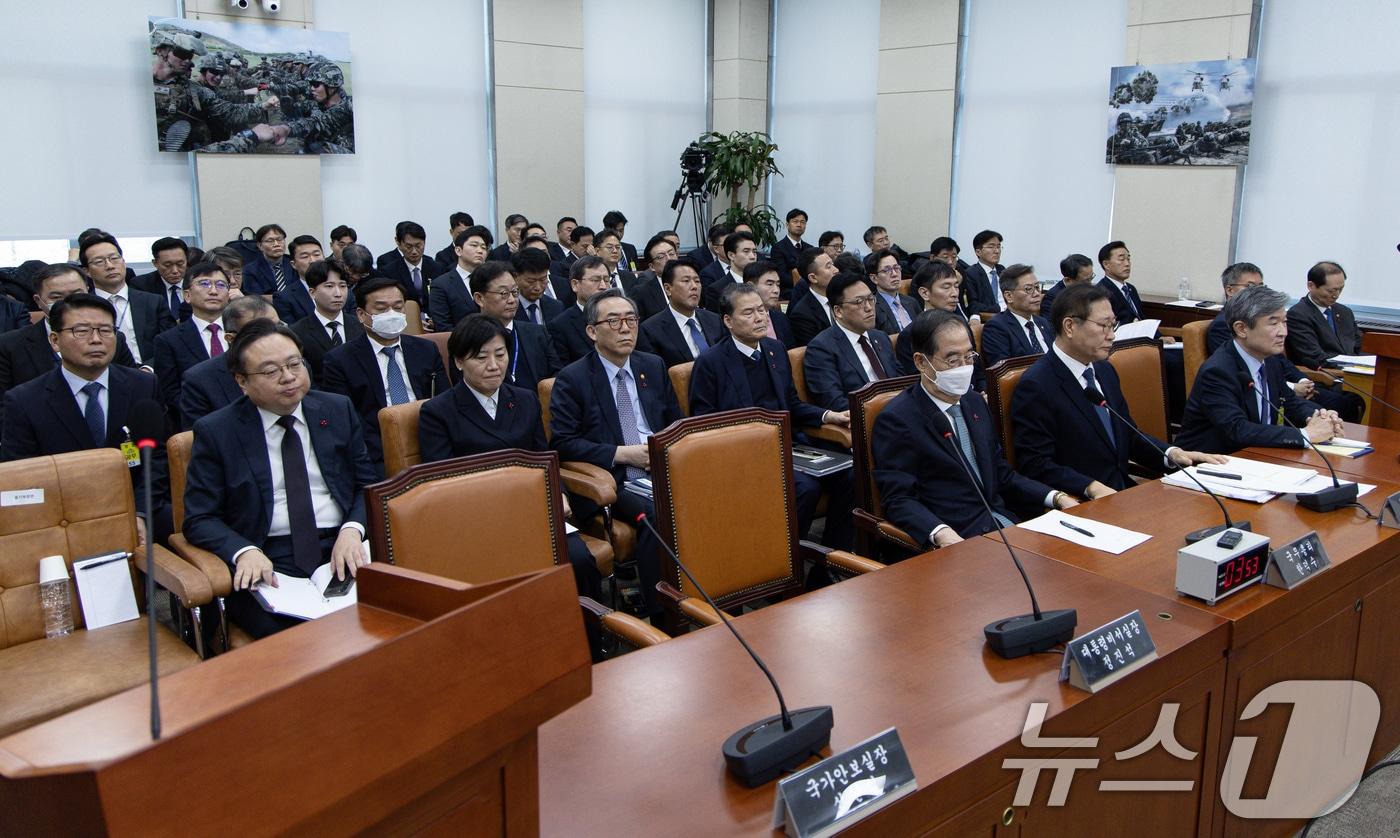 한덕수 국무총리를 비롯한 주요 증인들이 15일 오전 서울 여의도 국회에서 열린 윤석열 정부의 비상계엄 선포를 통한 내란 혐의 진상규명 국정조사특별위원회에 출석해 있다. 2025.1.15/뉴스1 ⓒ News1 이재명 기자