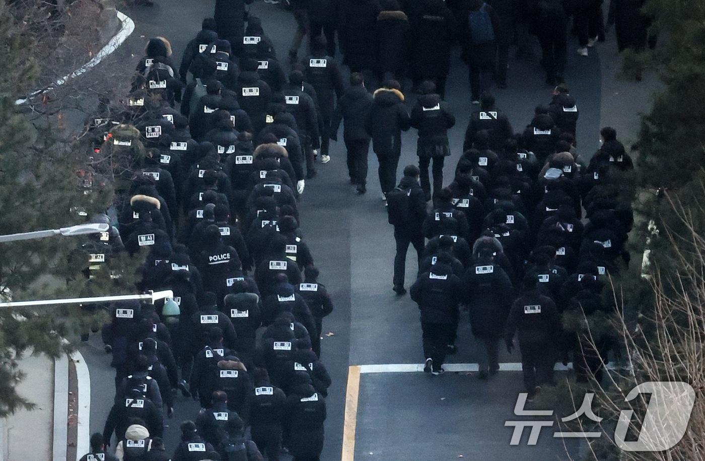 15일 오전 서울 용산구 한남동 대통령 관저 정문을 통과한 공수처 수사관들과 경찰 인력이 관저를 향해 이동하고 있다. 2025.1.15/뉴스1 ⓒ News1 오대일 기자