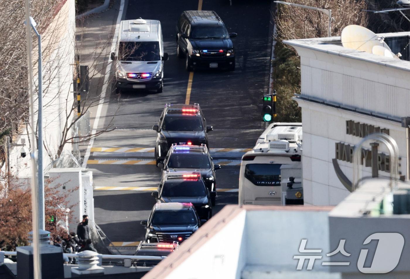 '내란 수괴' 혐의로 체포된 윤석열 대통령을 태운 차량 행렬이 15일 오전 서울 용산구 한남동 대통령 관저를 빠져나와 과천 공수처 조사실로 향하고 있다. 2025.1.15/뉴스1 ⓒ News1 오대일 기자
