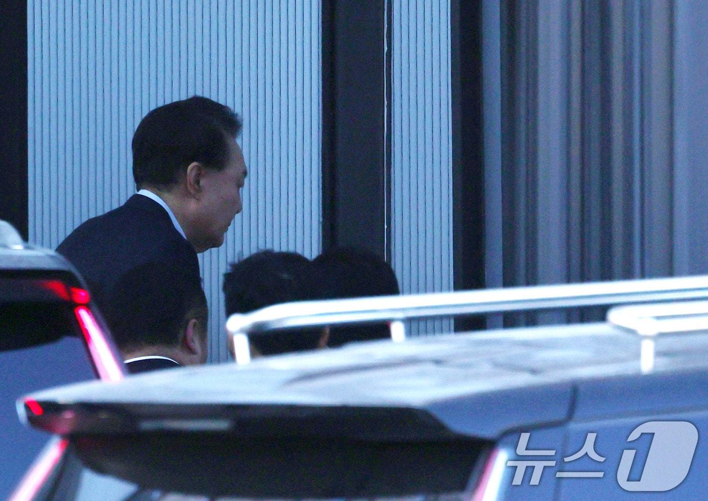 내란 우두머리 혐의로 체포된 윤석열 대통령이 15일 오전 경기 과천 고위공직자범죄수사처(공수처)에 도착해 조사실로 향하고 있다. (공동취재) 2025.1.15/뉴스1 ⓒ News1 김영운 기자