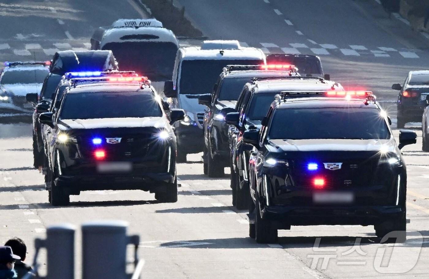 내란 우두머리 혐의로 체포된 윤석열 대통령이 탑승한 차량이 경호차량과 함께 15일 오전 경기 과천 고위공직자범죄수사처(공수처)로 향하고 있다. (공동취재) 2025.1.15/뉴스1 ⓒ News1 김영운 기자