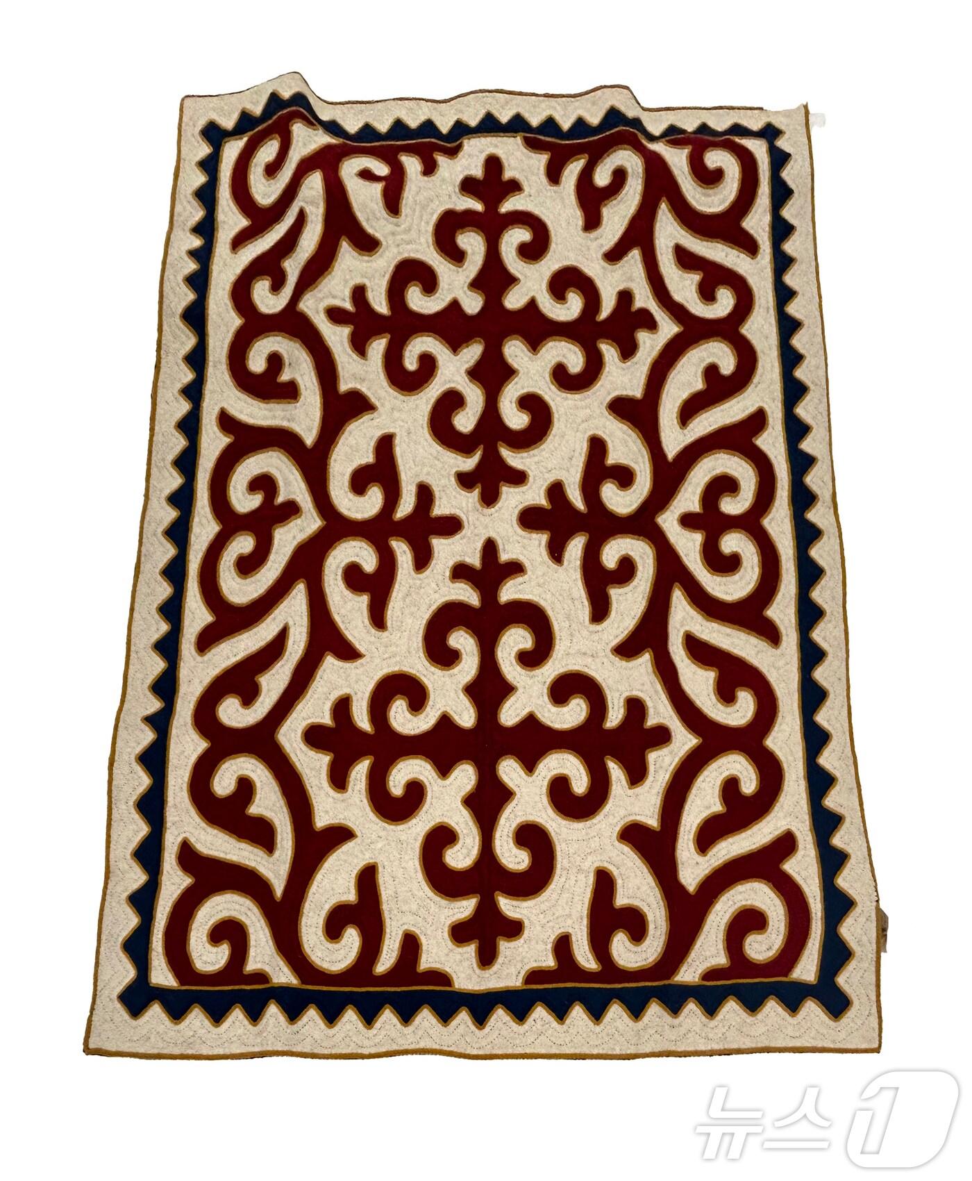 본문 이미지 - 중앙아시아 키르기즈 민족의 전통 카펫 쉬르닥(Shyrdak). (ACC 제공)/뉴스1 