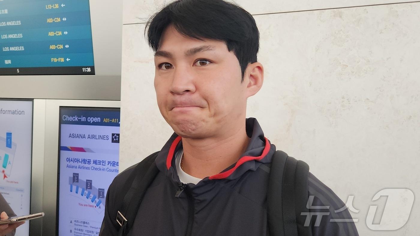 15일 인천공항 출국을 앞두고 인터뷰 중인 오지환. ⓒ News1 이재상 기자