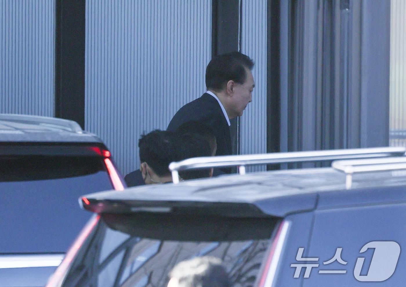 내란 우두머리 혐의로 체포된 윤석열 대통령이 15일 오전 경기 과천 고위공직자범죄수사처&#40;공수처&#41;에 도착해 조사실로 향하고 있다.&#40;공동취재&#41; 2025.1.15/뉴스1 ⓒ News1 김영운 기자