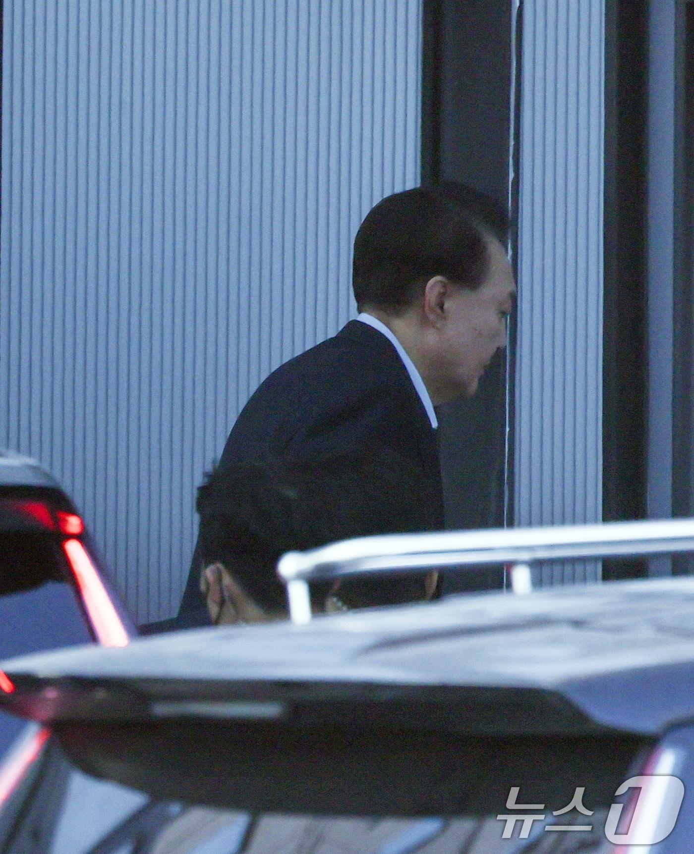 본문 이미지 - 내란 우두머리 혐의로 체포된 윤석열 대통령이 15일 오전 경기 과천 고위공직자범죄수사처(공수처)에 도착해 조사실로 향하고 있다. (공동취재) 2025.1.15/뉴스1 ⓒ News1 김영운 기자