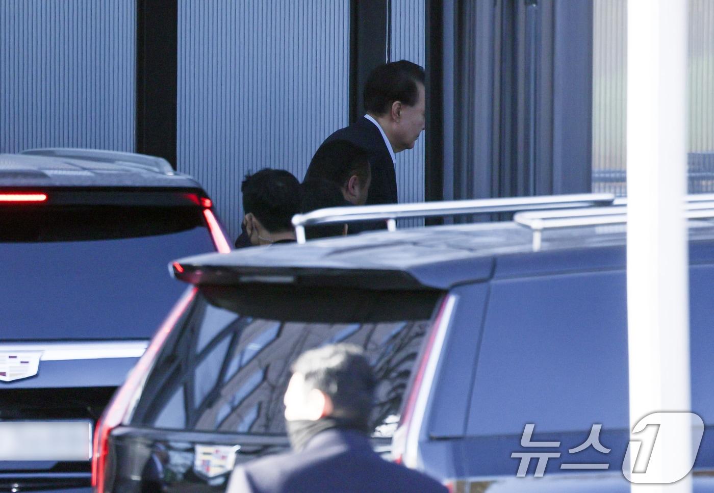내란 우두머리 혐의로 체포된 윤석열 대통령이 15일 오전 경기 과천 고위공직자범죄수사처&#40;공수처&#41;에 도착해 조사실로 향하고 있다. &#40;공동취재&#41; 2025.1.15/뉴스1 ⓒ News1 김영운 기자