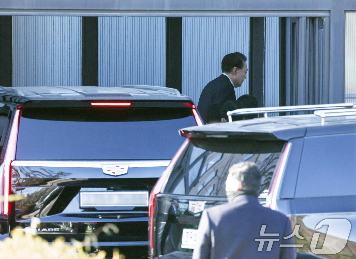 본문 이미지 - 내란 우두머리 혐의로 체포된 윤석열 대통령이 15일 오전 경기 과천 고위공직자범죄수사처(공수처)에 도착해 조사실로 향하고 있다. (공동취재) 2025.1.15/뉴스1 ⓒ News1 김영운 기자