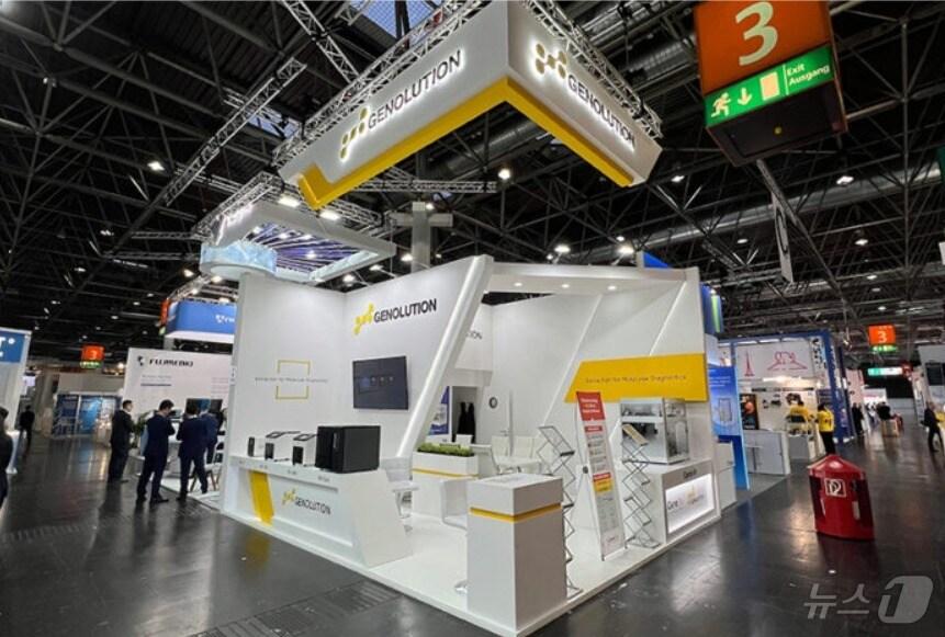 본문 이미지 - 2024년 11월 독일 뒤셀도르프에서 열린 국제의료기기전시회 '메디카'에 참가한 제놀루션 부스(제놀루션 홈페이지 갈무리)