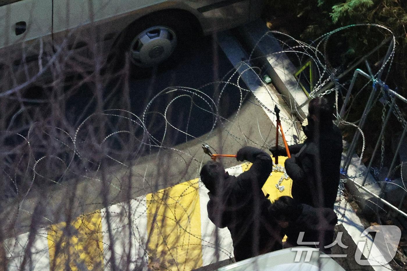 고위공직자범죄수사처&#40;공수처&#41;와 경찰로 구성된 공조수사본부가 윤석열 대통령에 대한 2차 체포영장 집행에 돌입한 15일 오전 공수처 수사관들과 경찰 인력이 서울 용산구 한남동 대통령 관저로 진입하며 철조망을 제거하고 있다. 2025.1.15/뉴스1 ⓒ News1 신웅수 기자