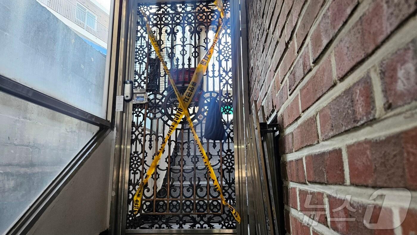 15일 오전 8시쯤 춘천 후평동 한 주택에서 60대 남성이 70대 남성에게 흉기를 휘둘러 숨지게 한 뒤 자신도 스스로 목숨을 끊는 사건이 발생한 현장에 폴리스라인이 설치돼 있다.2025.1.15 한귀섭 기자