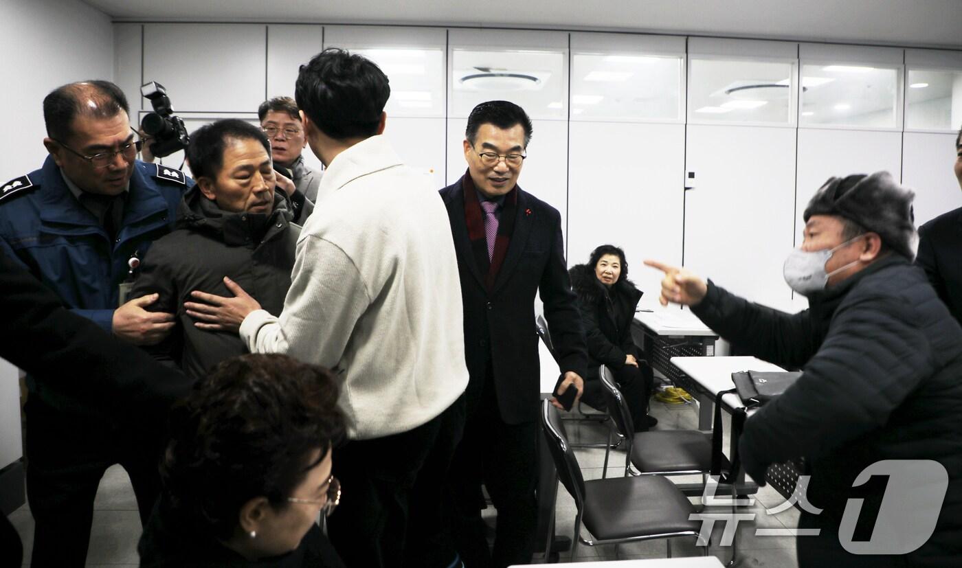 윤석열 대통령이 '12·3 계엄 사태' 이후 43일 만에 체포된 15일 광주시의회 브리핑룸에서 자유민주주의 수호 광주연대가 '탄핵 반대' 기자회견을 개최한 가운데 '탄핵 찬성'을 주장하고 있는 광주비상행동과 충돌하고 있다. 2025.1.15/뉴스1 ⓒ News1 이수민 기자