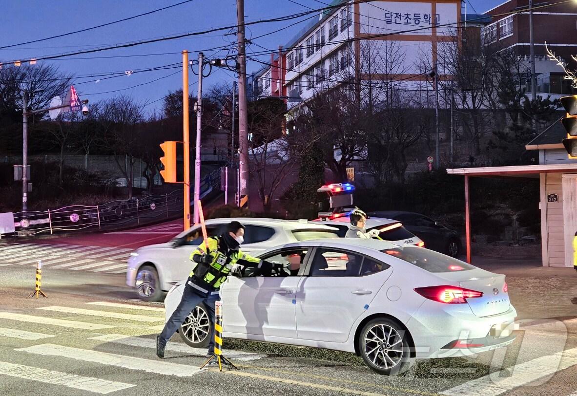 본문 이미지 - 경북 포항북부경찰서가 15일 오전 5시~9시까지 흥해읍 달전초등학교와 양덕동 양서초등학교 앞에서 실시한 숙취 운전단속에서 3명을 적발했다고 밝혔다. 사진은 숙취운전단속 모습, (포항북부경찰서제공) 2025.1.15/뉴스1 